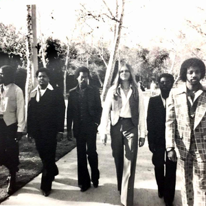 穿着紧身牛仔裤黑丝袜少妇三级片
