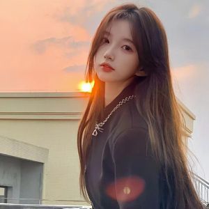 穿着紧身牛仔裤黑丝袜少妇三级片
