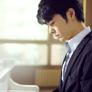 穿着紧身牛仔裤黑丝袜少妇三级片
